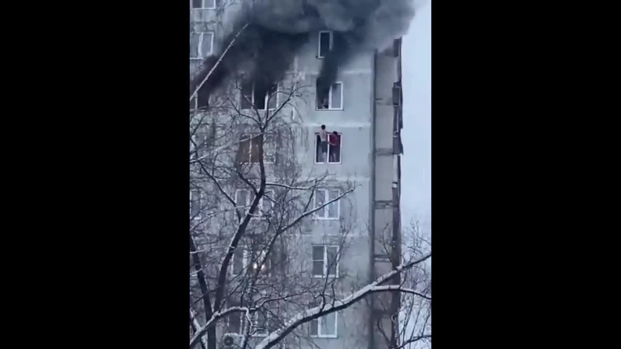 Video - Clip: Căn hộ bốc cháy dữ dội, 2 thanh niên trèo lên giải cứu cô gái