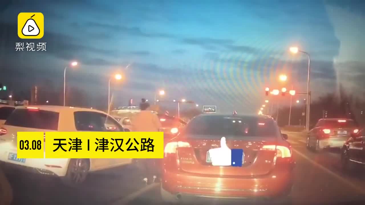 Video - Clip: Ném rác xuống đường, tài xế bị cô gái “tặng” một bài học