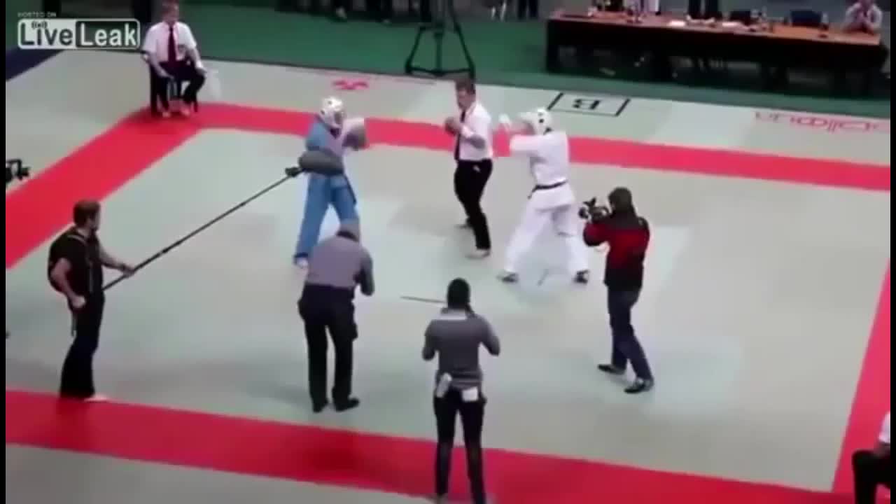 Video - Clip: Trọng tài tung cước hạ gục hai võ sĩ karate ngay trên sàn đấu