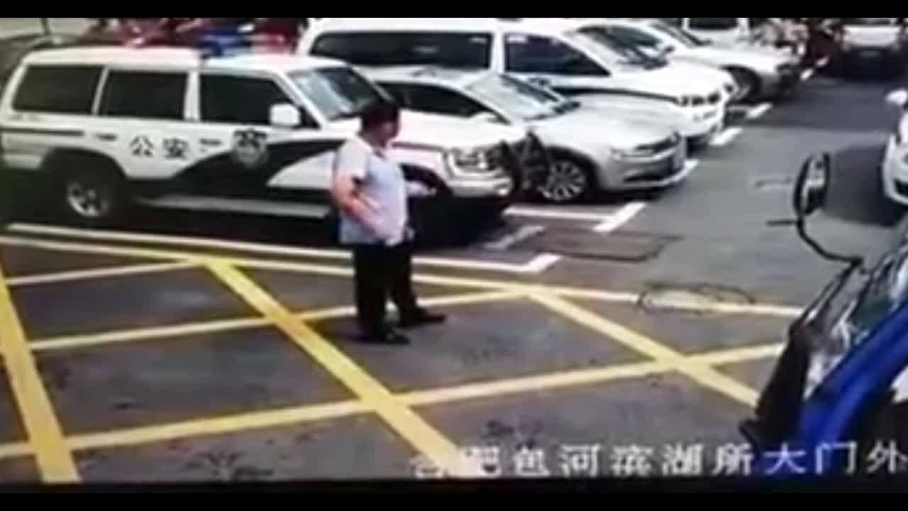 Video - Clip: Ăn vạ nhầm xe cảnh sát, người đàn ông nhận cái kết muối mặt