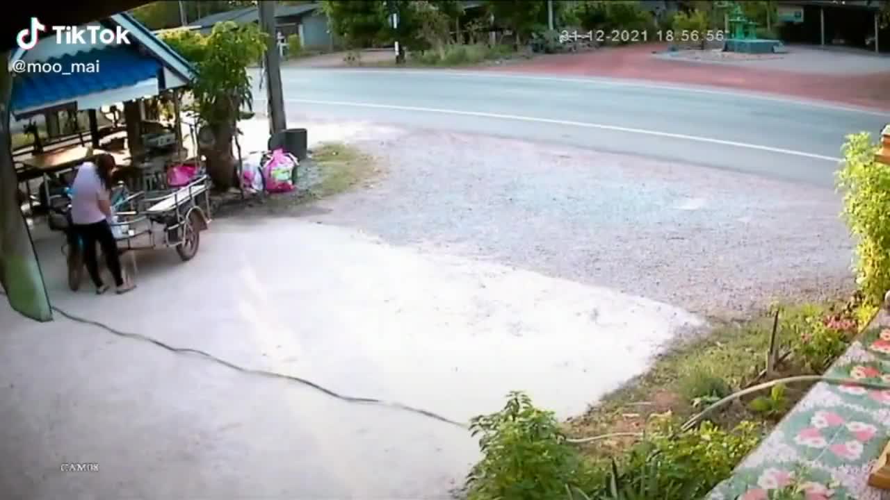Video - Clip: Nhanh chân bỏ chạy, cô gái thoát cú đâm trực diện của xe tải