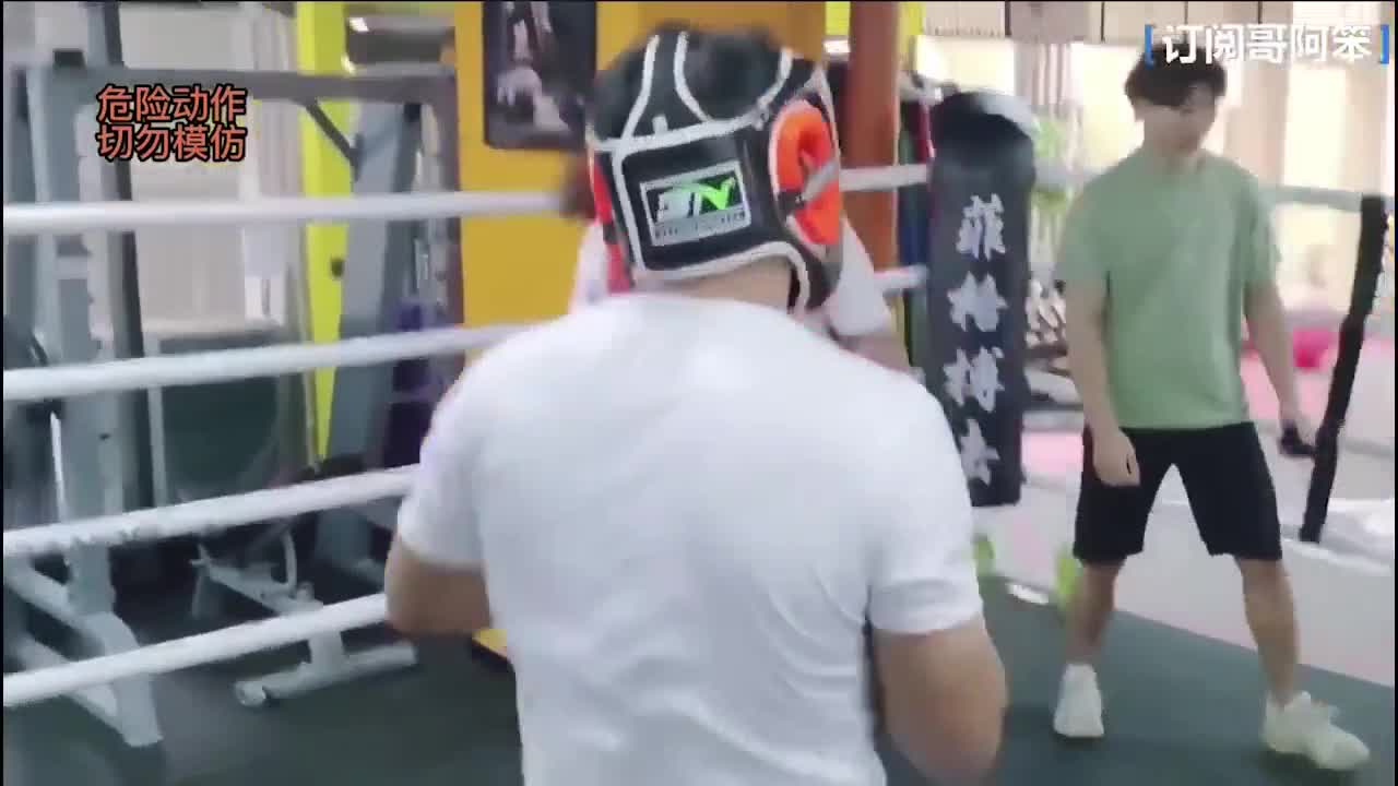 Video - Clip: 'Cao thủ kungfu' tỉ thí cùng nữ HLV Boxing và cái kết bẽ mặt