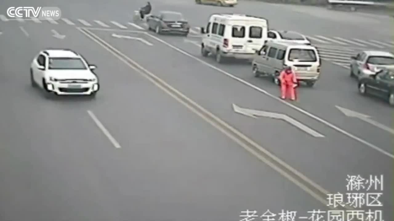 Video - Clip: Bị xe tải tông trúng, nam công nhân thoát chết trong gang tấc