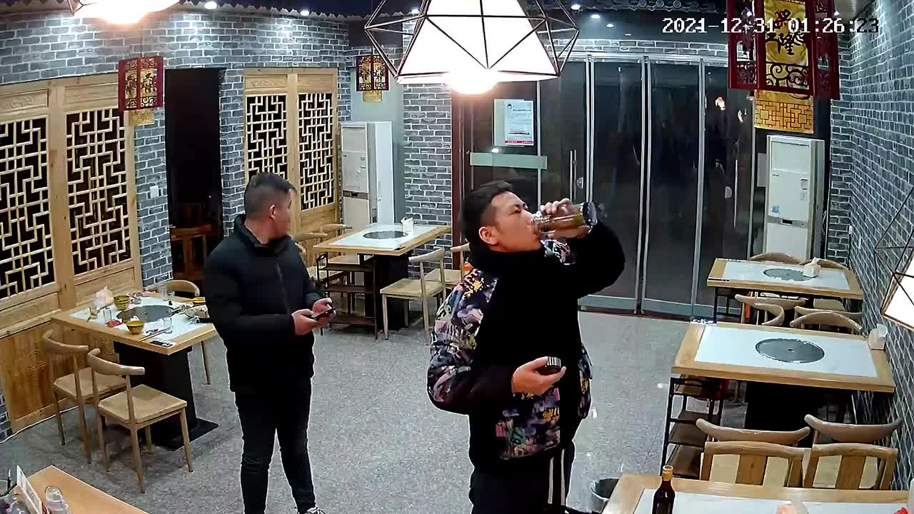 Video - Clip: Trâu 'điên' bất ngờ lao vào cửa hàng húc văng người đàn ông