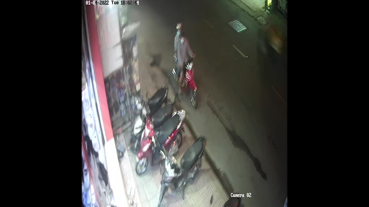 Video - Clip: 'Hiệp sĩ' khống chế, tóm gọn tên trộm xe máy như phim hành động