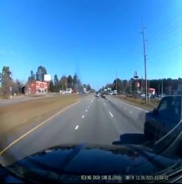 Video - Clip: Lao như tên bắn, ô tô đâm trúng 8 xe khác đang chờ đèn đỏ
