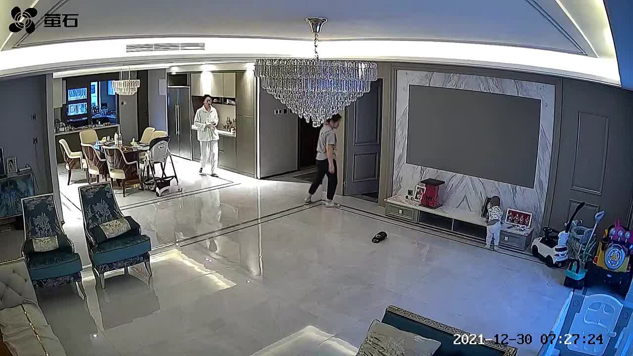 Video - Clip: Mẹ nhanh trí dùng chân đỡ con trai rơi khỏi kệ tủ ti vi
