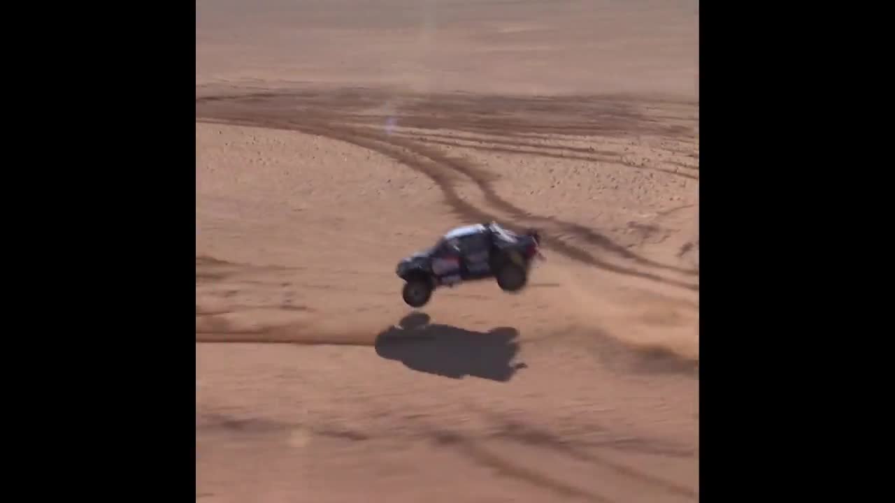 Video - Clip: Ô tô lộn 4 vòng giữa sa mạc, tay đua vẫn thoát chết khó tin