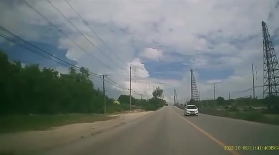 Mới- nóng - Video: 'Hú hồn' cột bê tông cao ngất ngưởng đổ sập xuống đường