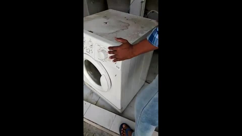 Mới- nóng - Video: Tá hỏa phát hiện con rắn 'khủng' nằm trong máy giặt