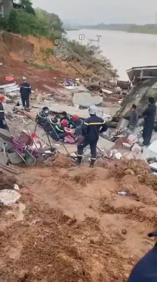 Dân sinh - Ảnh: Nhà đổ sụp xuống sông Thạch Hãn khiến 1 người chết (Hình 2).