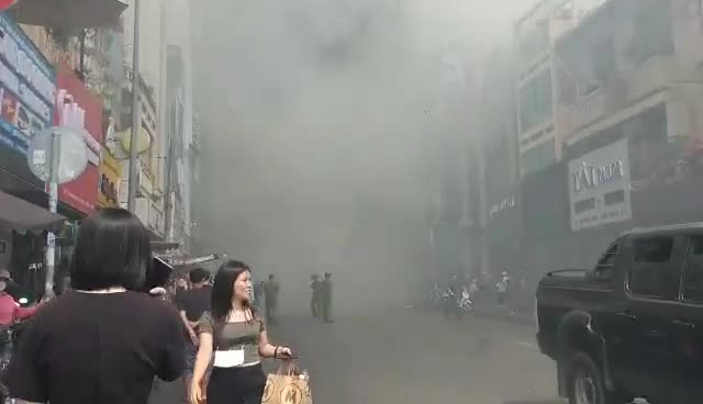 Xã hội - Sau tiếng nổ, khói lửa bao trùm quán bar gần chợ Bến Thành