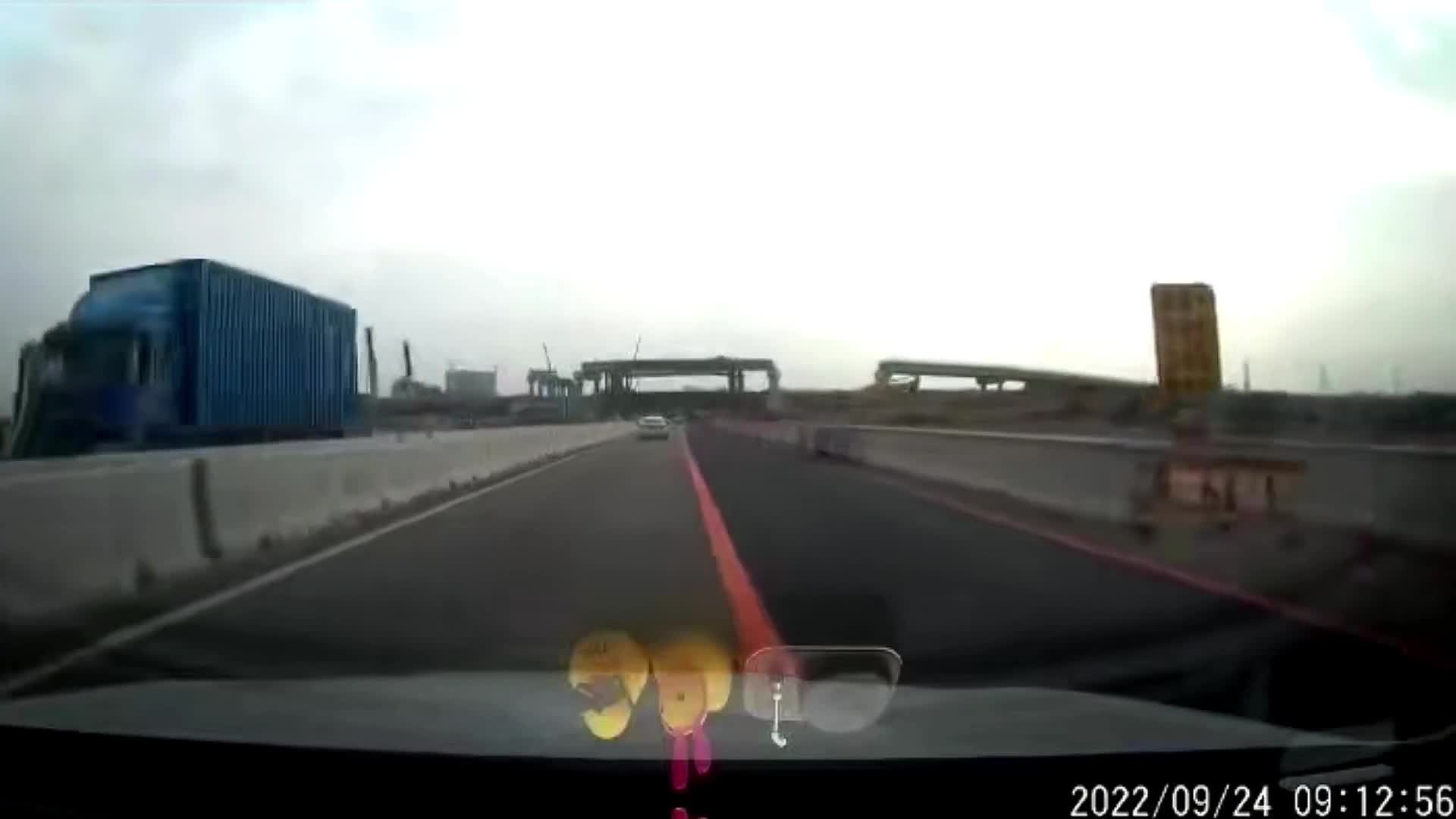 Video - Clip: Dầm thép rơi từ trên cao đè ngang xe container gây ùn tắc 