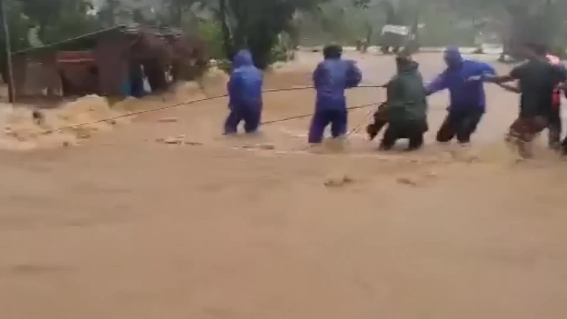 Video - Clip: Nghẹt thở giải cứu người dân bị mắc kẹt giữa lũ lụt