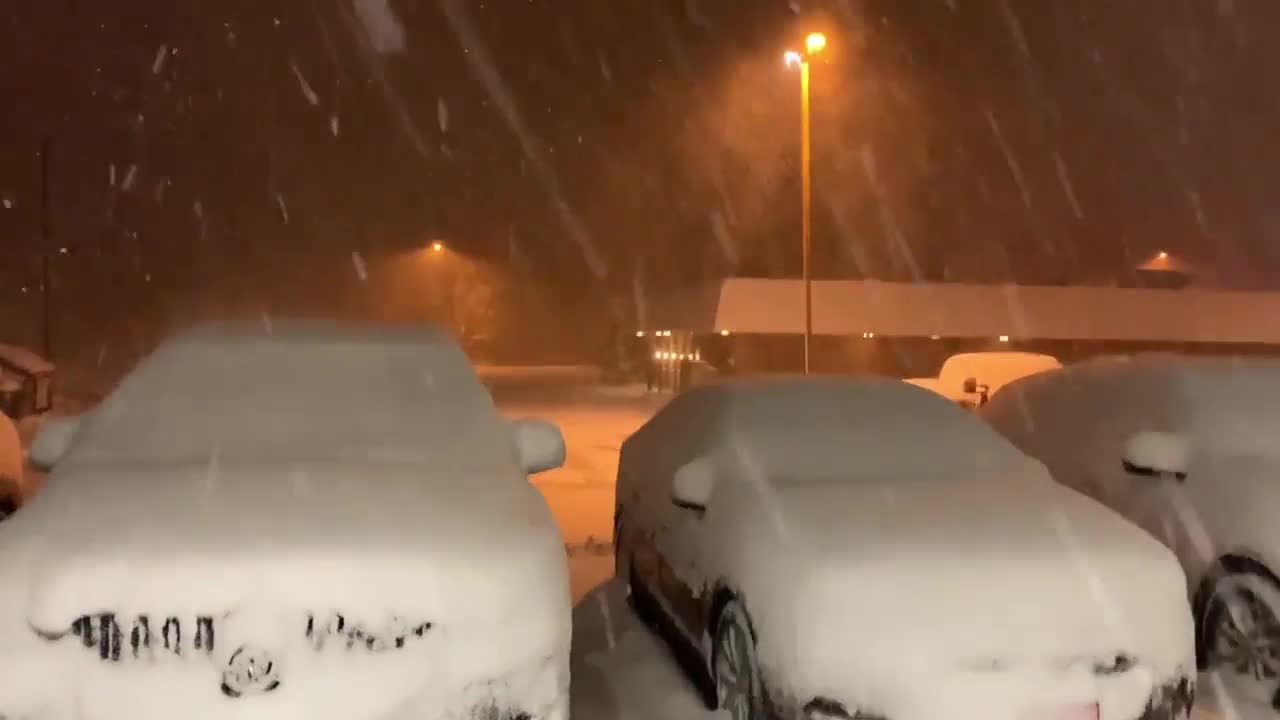 Video - Clip: Ô tô bị vùi trong tuyết khi bão mùa đông đến Michigan