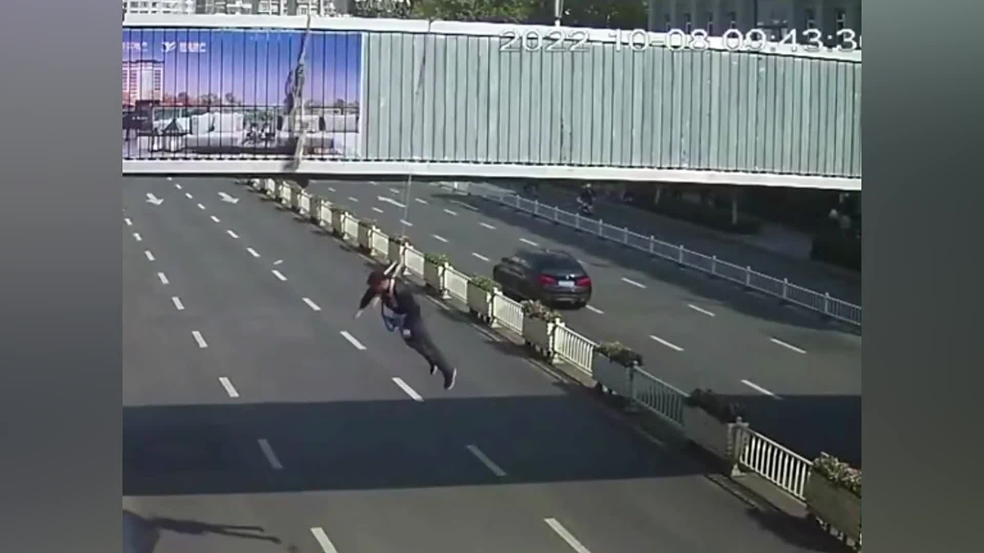 Video - Clip: Thót tim khoảnh khắc người công nhân tuột tay rơi khỏi cầu 