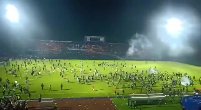 Video - Clip: Bạo loạn tại sân vận động ở Indonesia khiến 127 người thiệt mạng