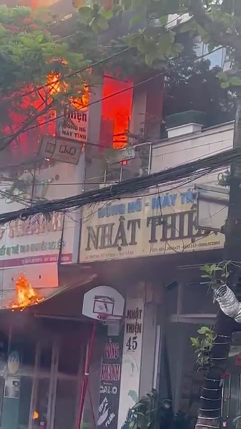 Dân sinh - Cháy lớn tại cửa hàng đồ thể thao ở Đà Nẵng (Hình 2).