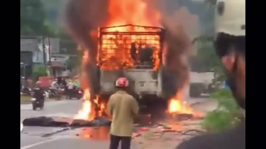 Dân sinh - Video: Cháy xe tải trên quốc lộ 20 kèm nhiều tiếng nổ lớn