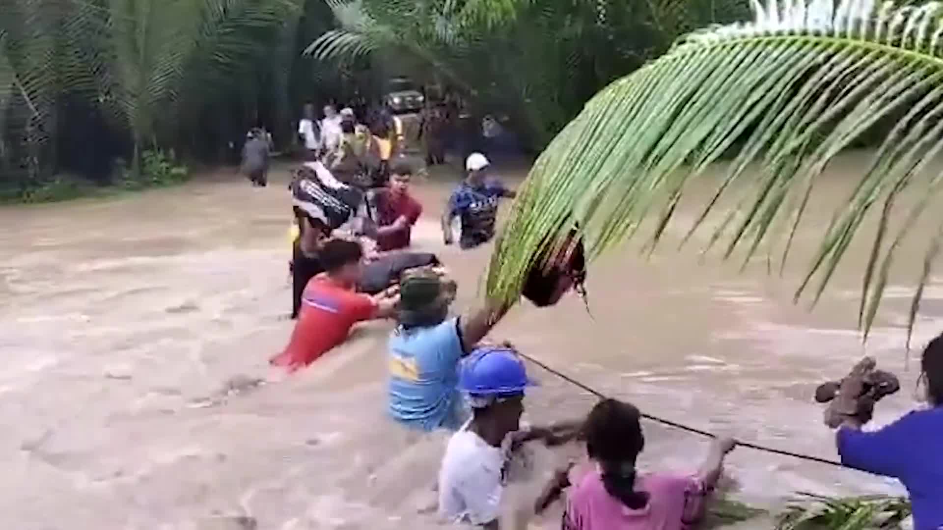 Video - Clip: Dân làng vượt lũ dâng cao bằng dây cứu sinh