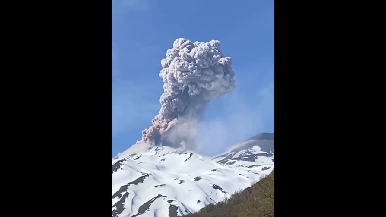 Video - Clip: Núi lửa ở Chile phun ra tro trắng