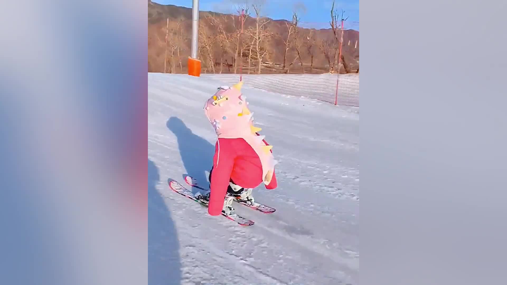 Mới- nóng - Video: Em bé trượt tuyết sành điệu đốn tim cư dân mạng