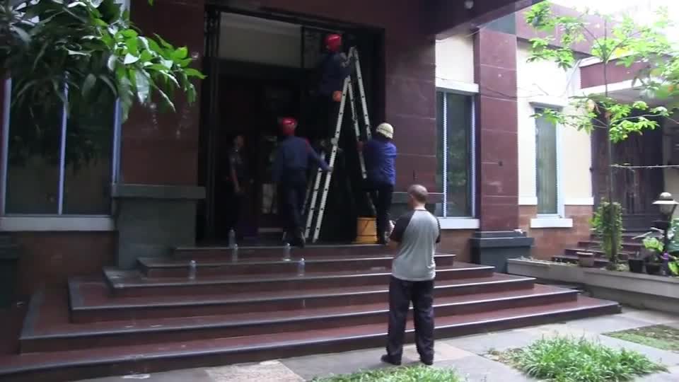 Video - Clip: Lính cứu hỏa “đụng độ” trăn dài 4m ở một nhà dân
