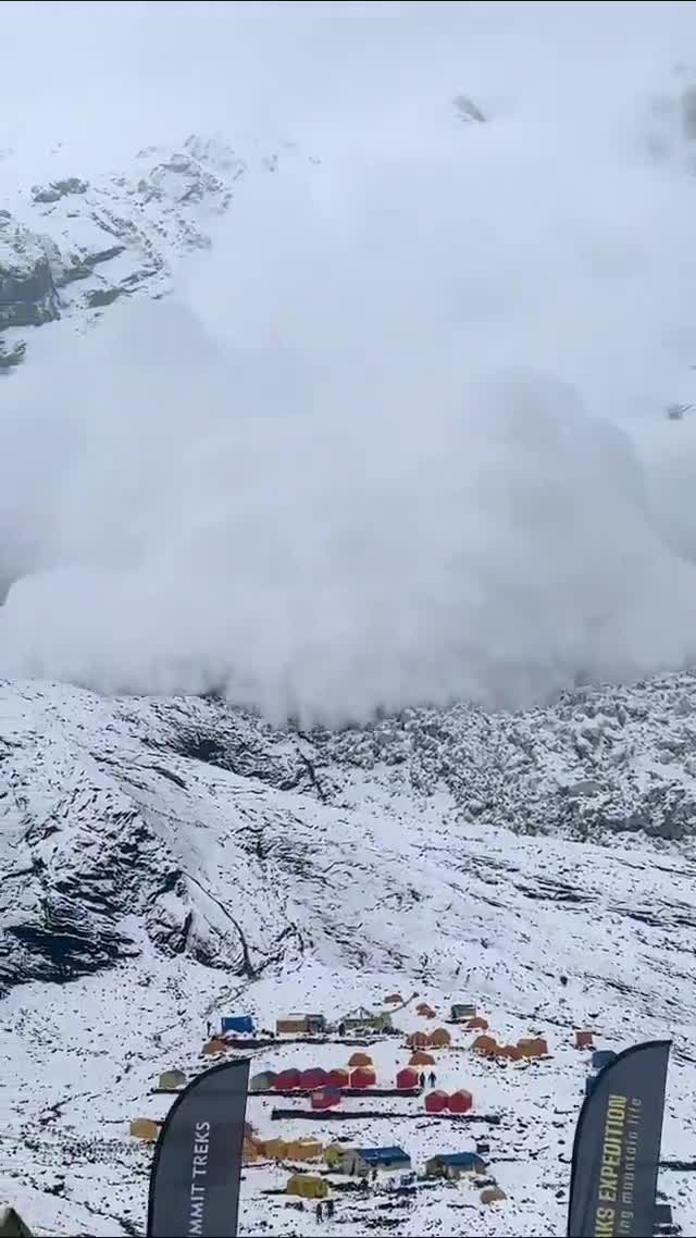 Video - Clip: Kinh hoàng cảnh tuyết lở nuốt chửng các lều, trại trên núi