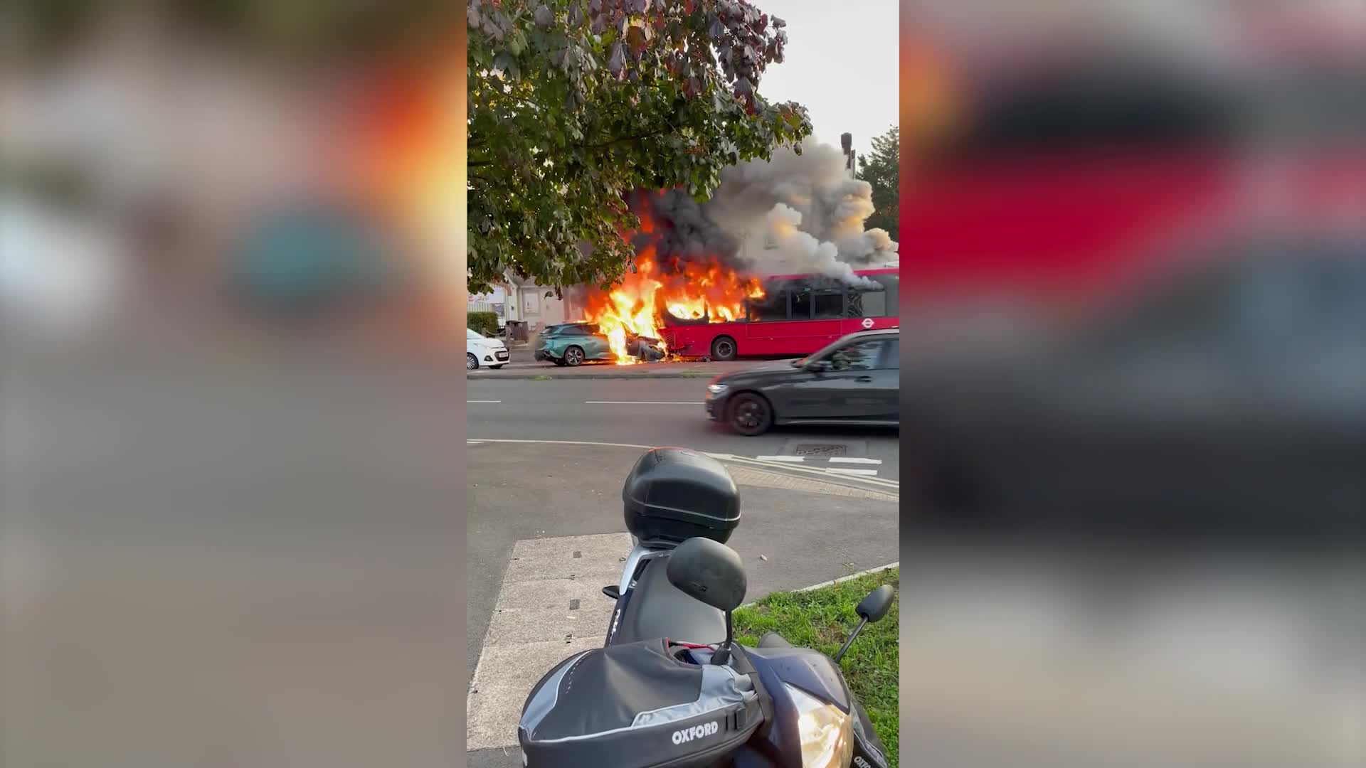 Xa lộ - Clip: Ngọn lửa thiêu rụi xe buýt và ô tô sau va chạm trên đường 