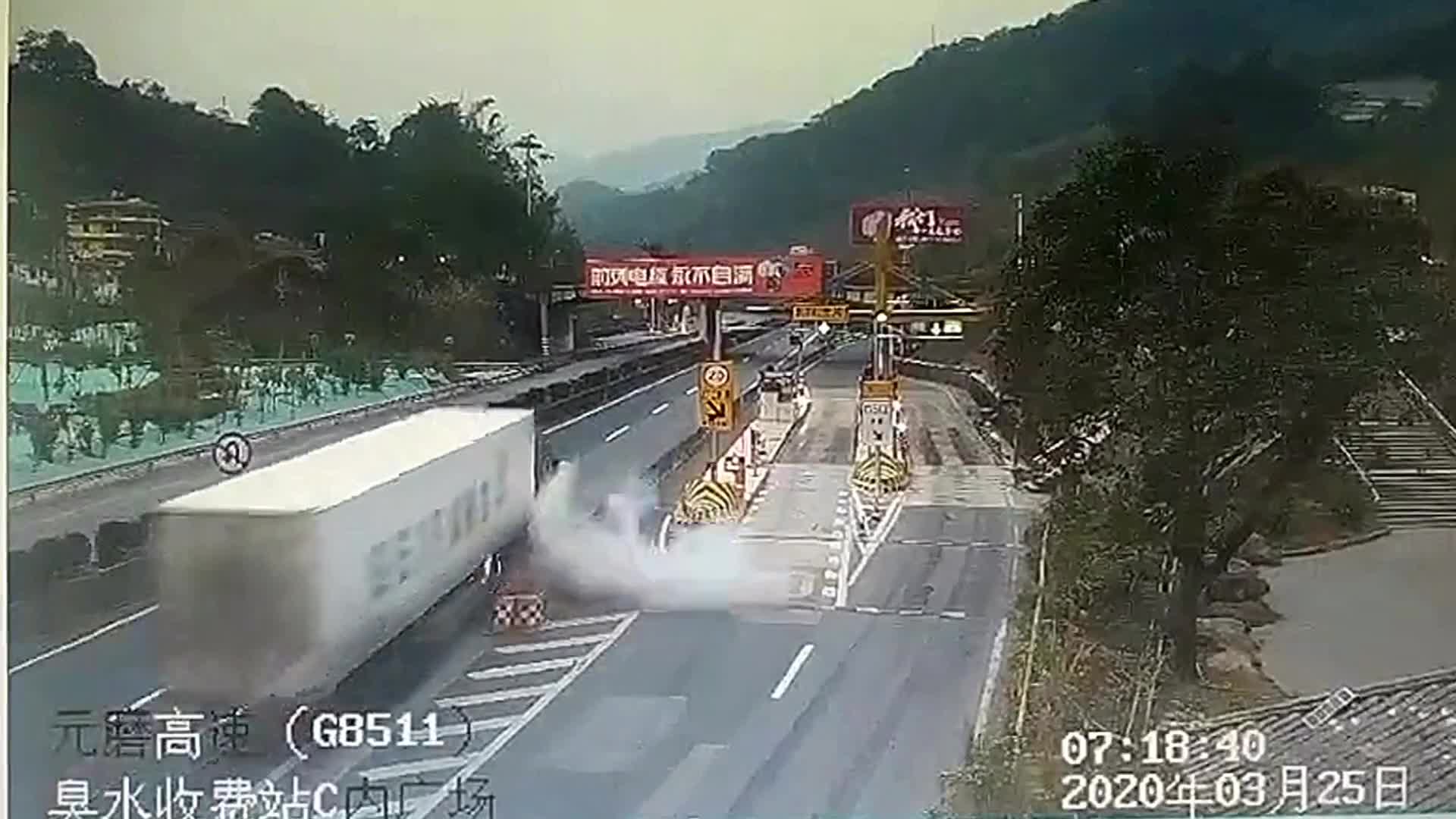 An ninh - Hình sự - Clip: Xe container bỗng nhiên bốc cháy trên đường cao tốc 