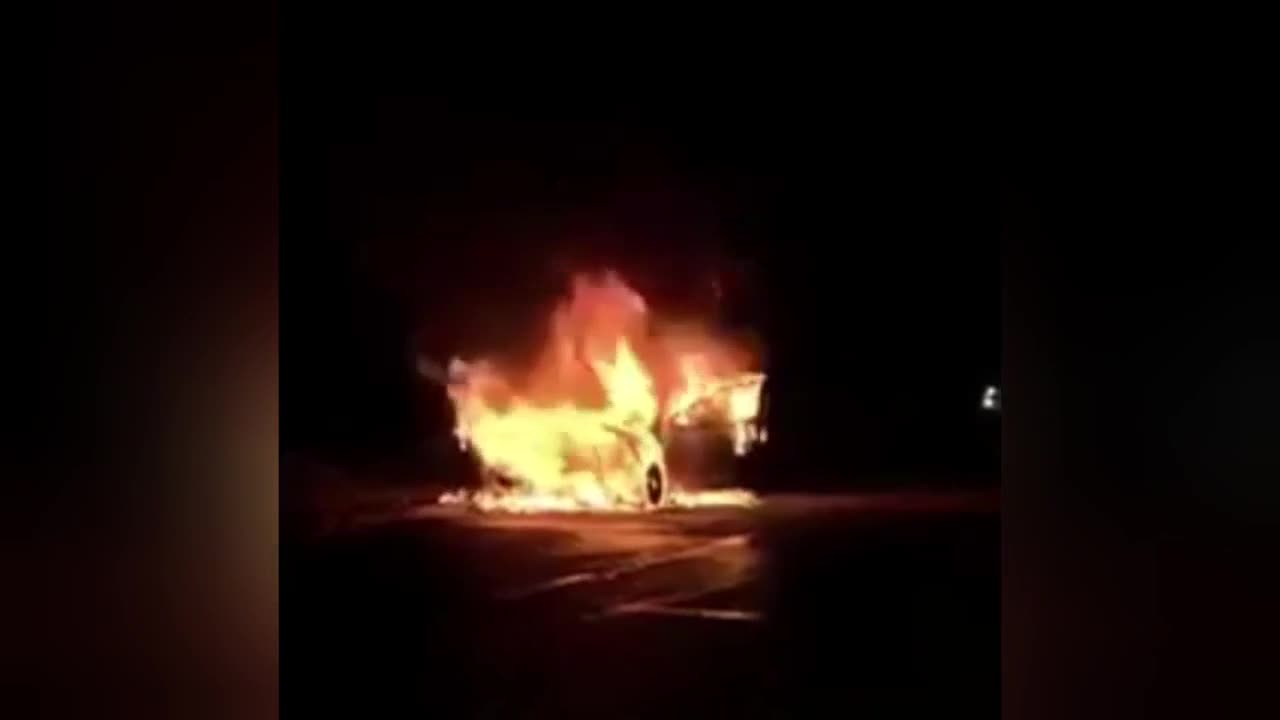 Mới- nóng - Clip: Ô tô bất ngờ bốc cháy, 3 người nhảy ra ngoài thoát thân
