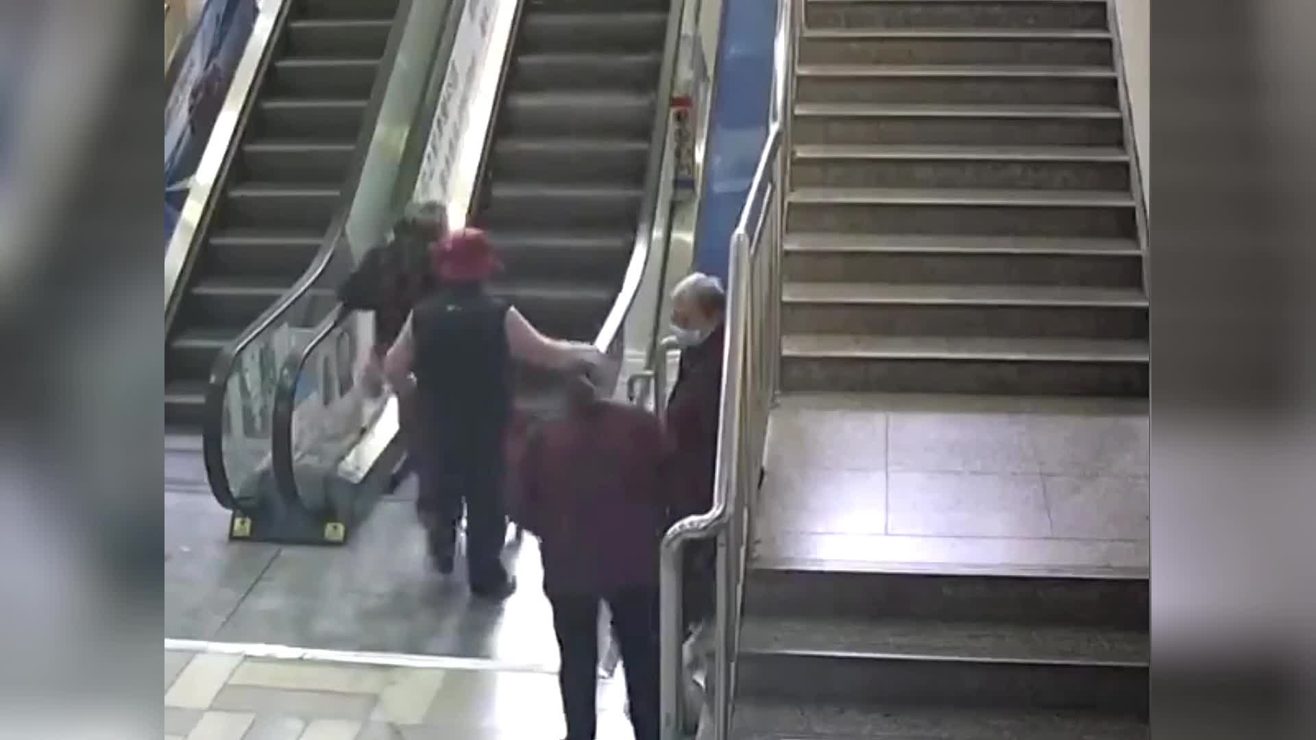 Video - Clip: Người đàn ông phản ứng nhanh cứu bà cụ ngã cầu thang 