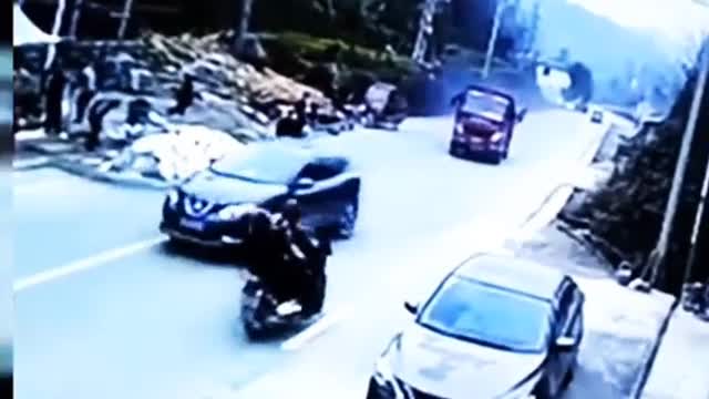 Video - Clip: Cửa xe tải bất ngờ bật mở, đập trúng 3 bố con đi xe máy