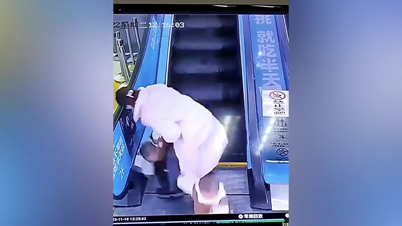 Video - Clip: Mẹ phản ứng cực nhanh, cứu con suýt bị thang cuốn 'nuốt chửng'