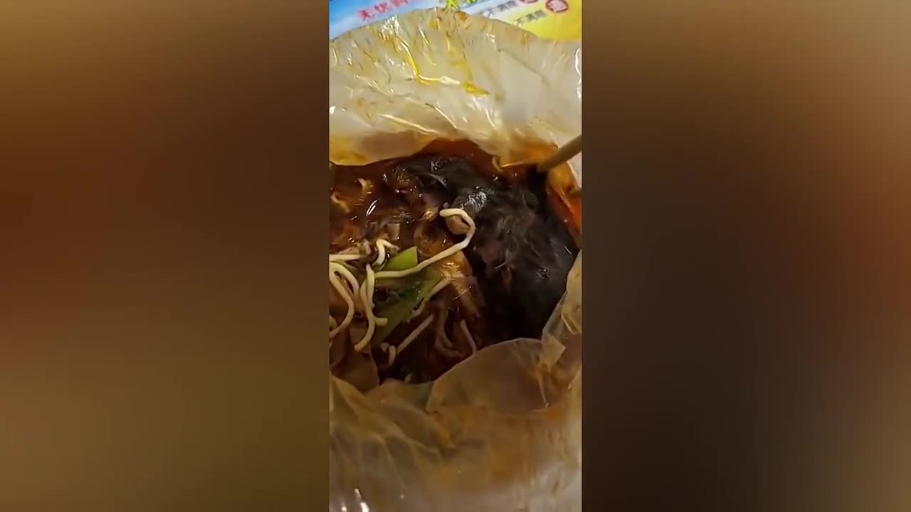 Video - Clip: Người đàn ông tá hỏa phát hiện chuột chết trong đồ ăn mang về