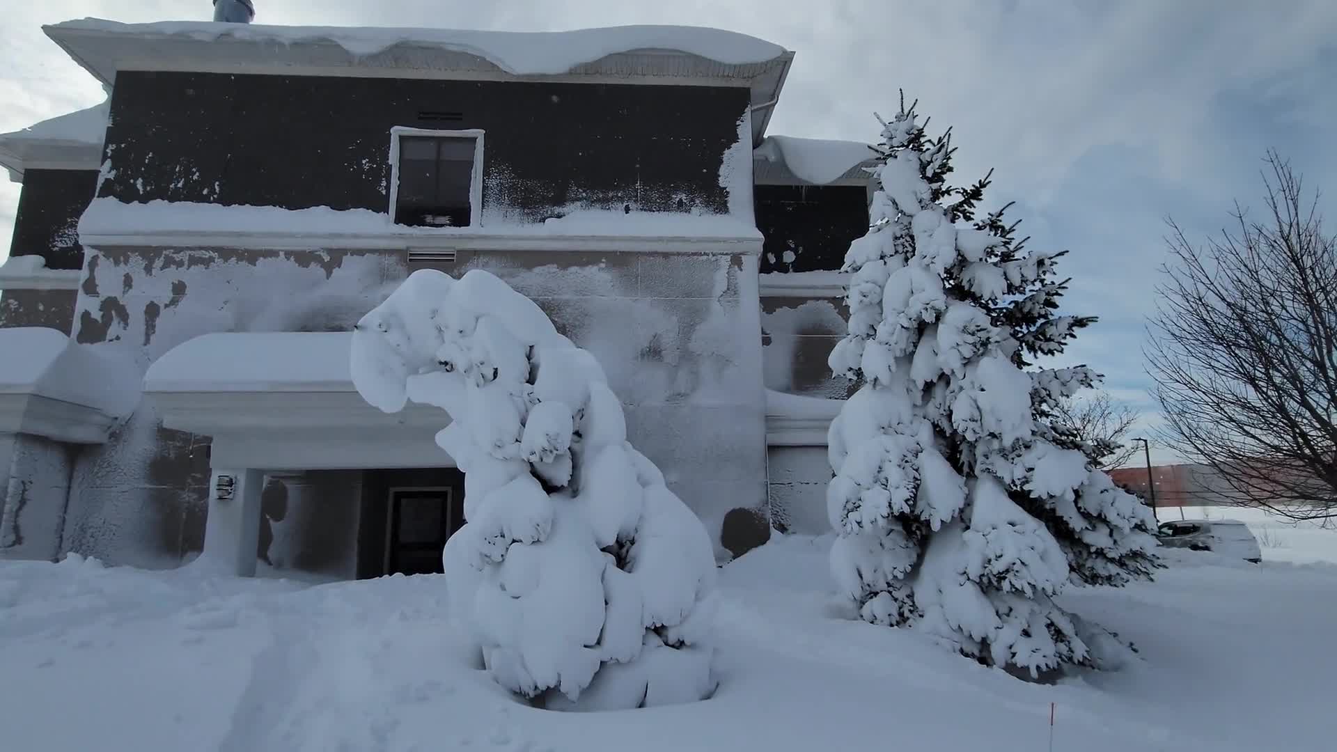 Video - Clip: Ô tô bị chôn vùi trong trận bão tuyết lịch sử ở Buffalo (Hình 3).