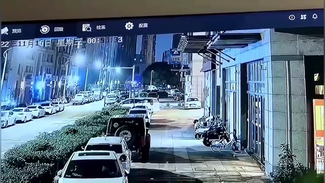 Video - Clip: Ngã khỏi tòa nhà, người đàn ông say rượu rơi trúng nóc ô tô