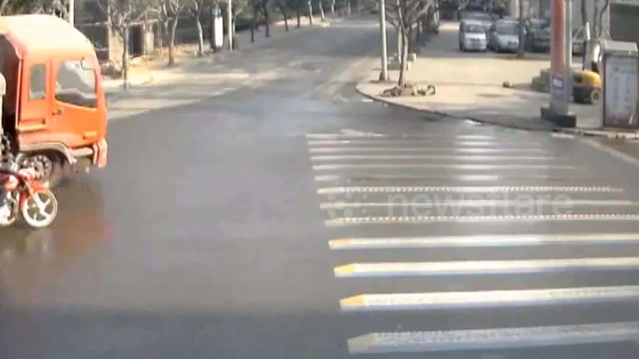 Video - Clip: Kinh hoàng cảnh xe tải lật nghiêng, suýt đè trúng xe máy