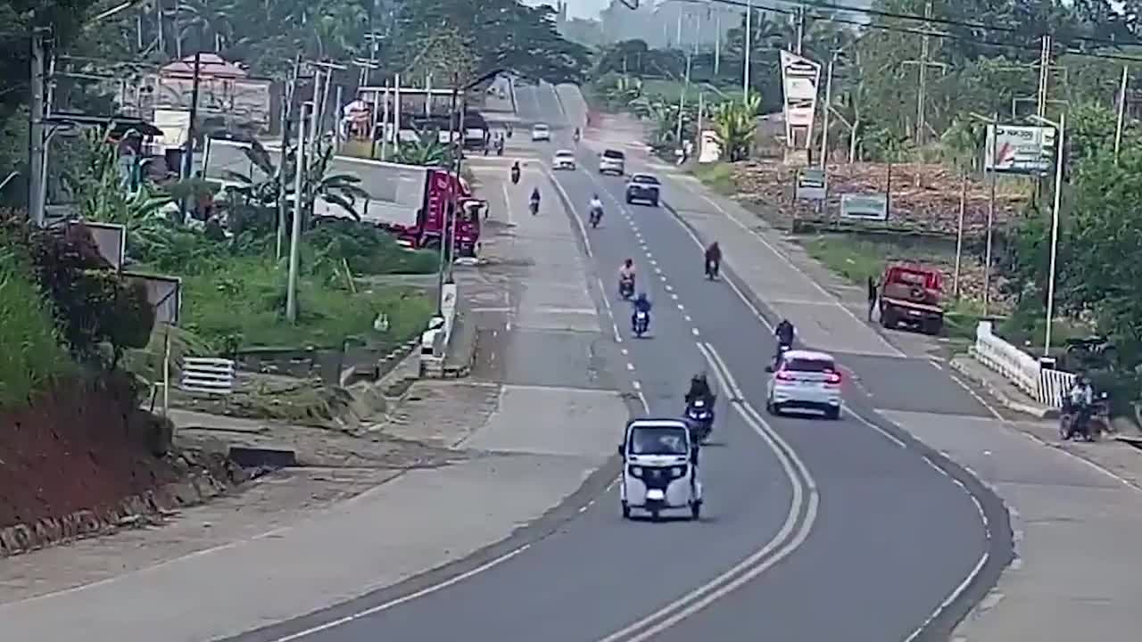 Video - Clip: Chó hoang lao ra đường, quật ngã 2 người đi xe máy