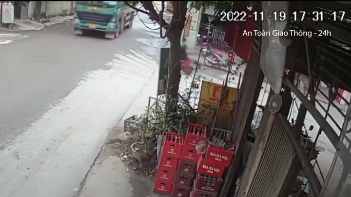 Video - Clip: Phanh gấp, nam thanh niên lao thẳng vào đầu xe tải