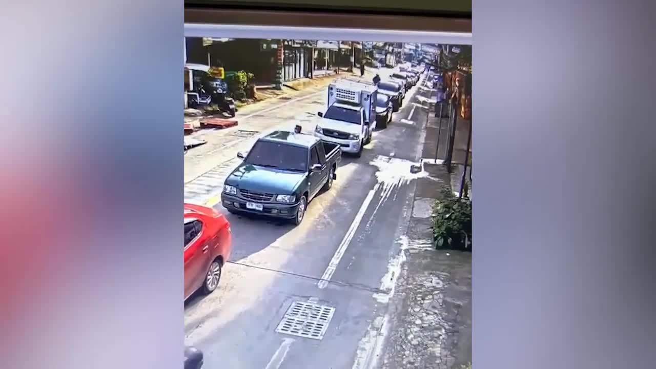 Video - Clip: Bị tạt đầu, người đàn ông đấm người phụ nữ ngay giữa phố