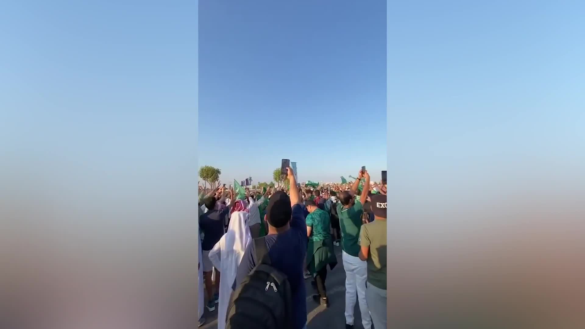 Video - Clip: Người hâm mộ Ả Rập Xê Út ăn mừng chiến thắng trước Argentina (Hình 2).