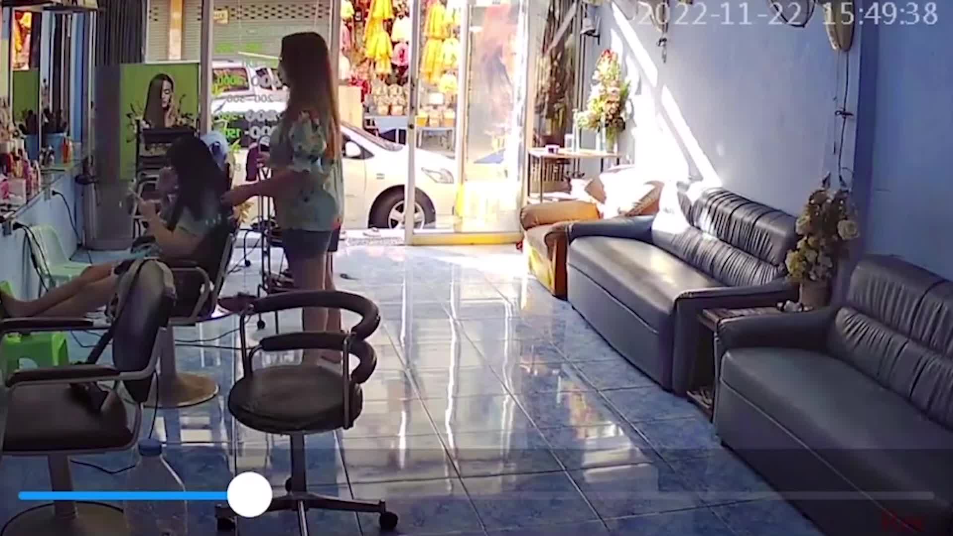 Video - Clip: Thằn lằn hoang dã bất ngờ chạy vào tiệm làm tóc