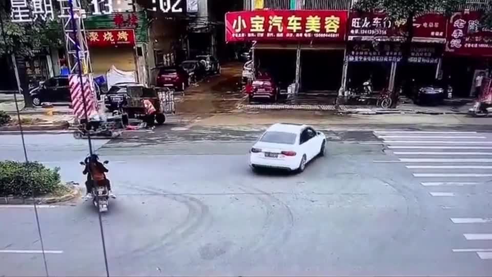 Video - Clip: 2 ôtô tông nhau kinh hoàng, công nhân vệ sinh thoát chết khó tin