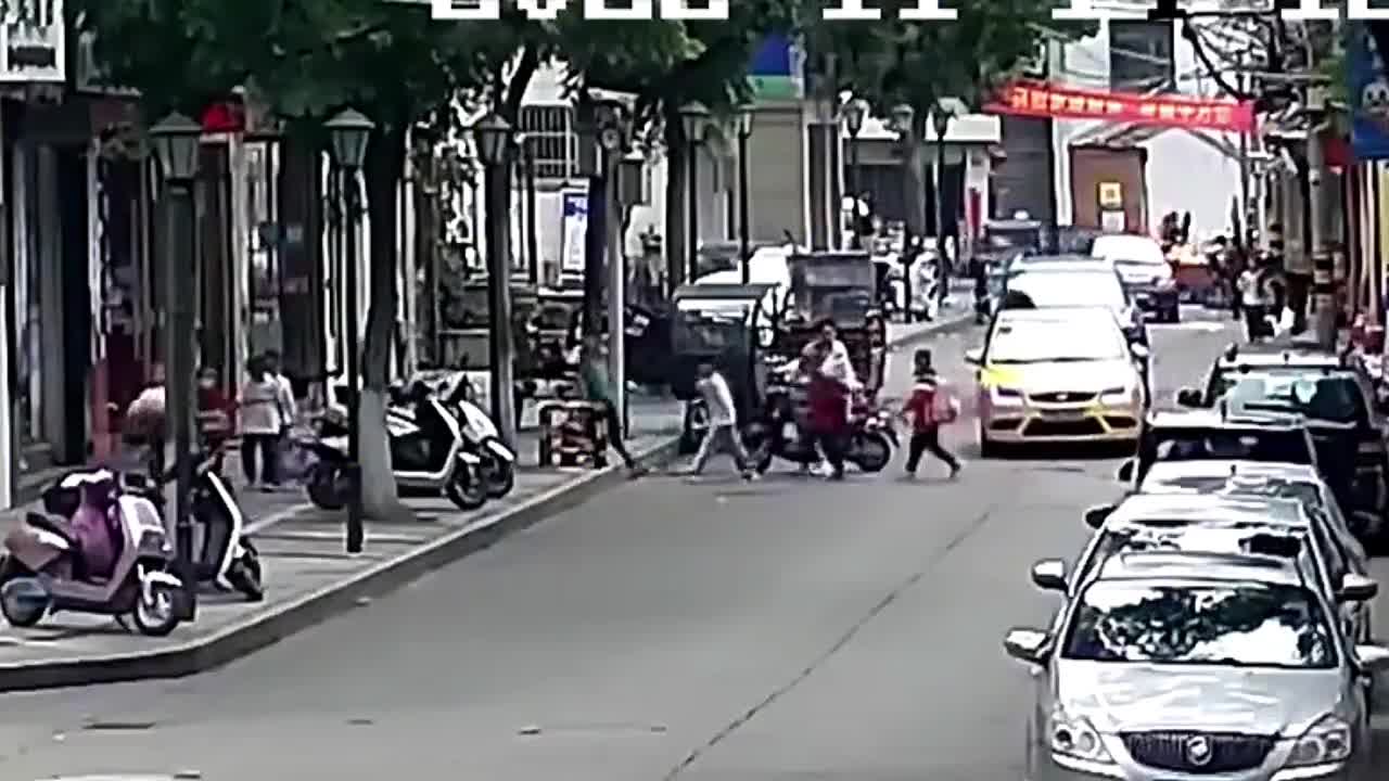 Video - Clip: Bé trai bị ô tô cuốn vào gầm, người dân hợp sức nâng xe giải cứu