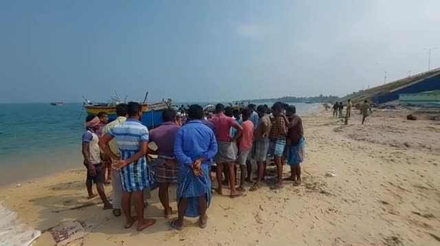 Video - Clip: Ngư dân Ấn Độ bắt được cá đuối khổng lồ