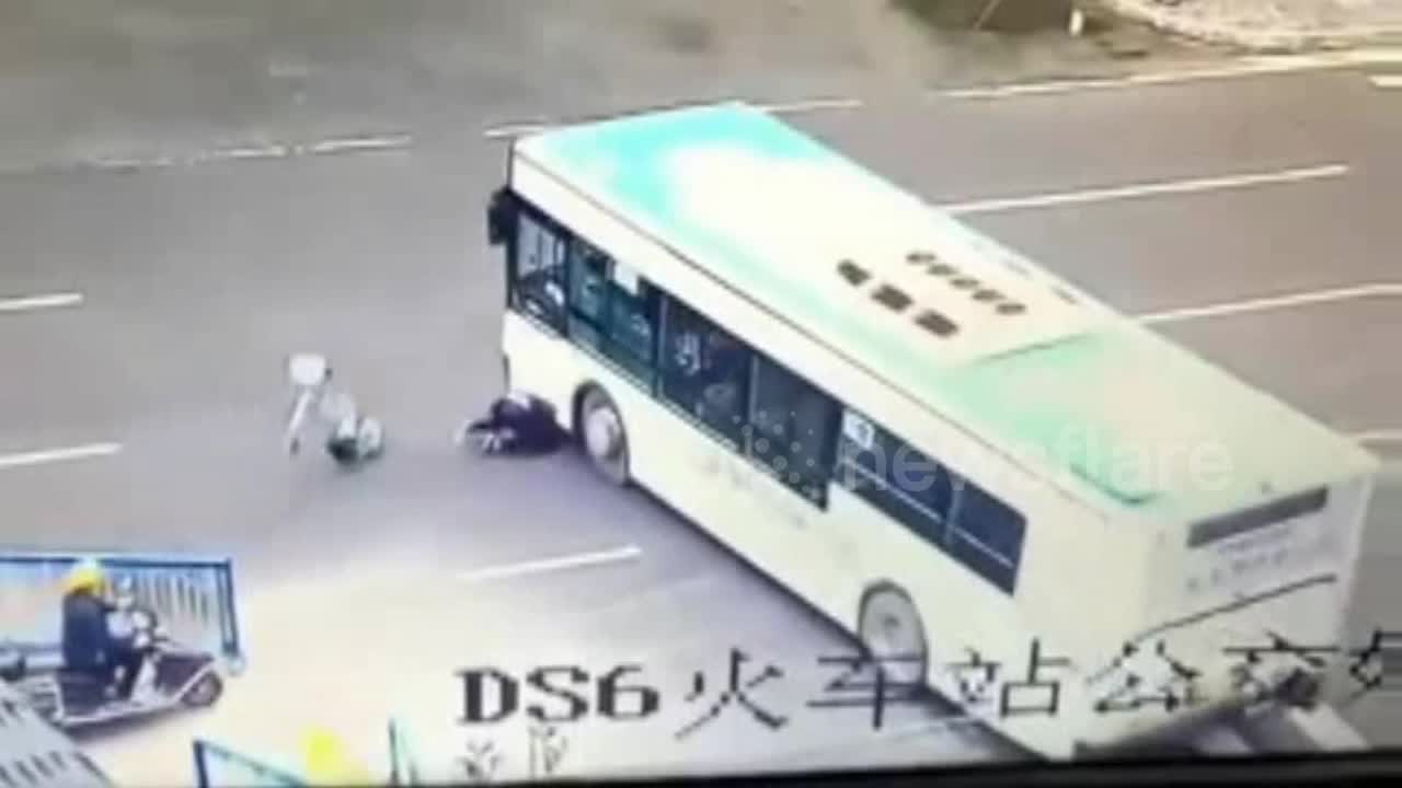 Video - Clip: Phanh gấp, nam thanh niên lao đầu vào gầm xe buýt