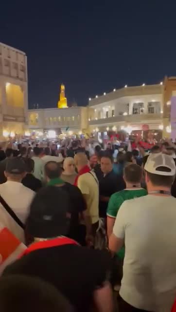 Video - Clip: CĐV Maroc ăn mừng chiến thắng lịch sử trước Bỉ trên đường phố Qatar