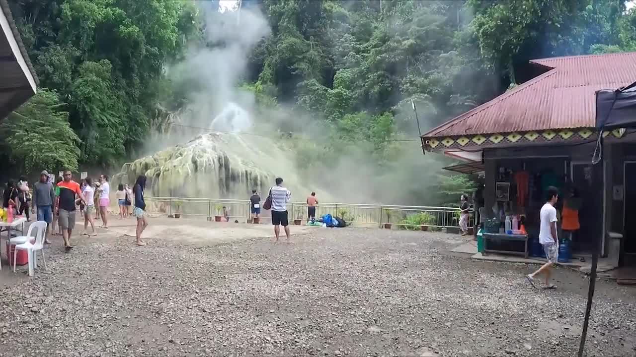 Đời sống - Độc lạ: Du khách tắm ở thác nước dưới chân ngọn núi lửa đang hoạt động (Hình 2).