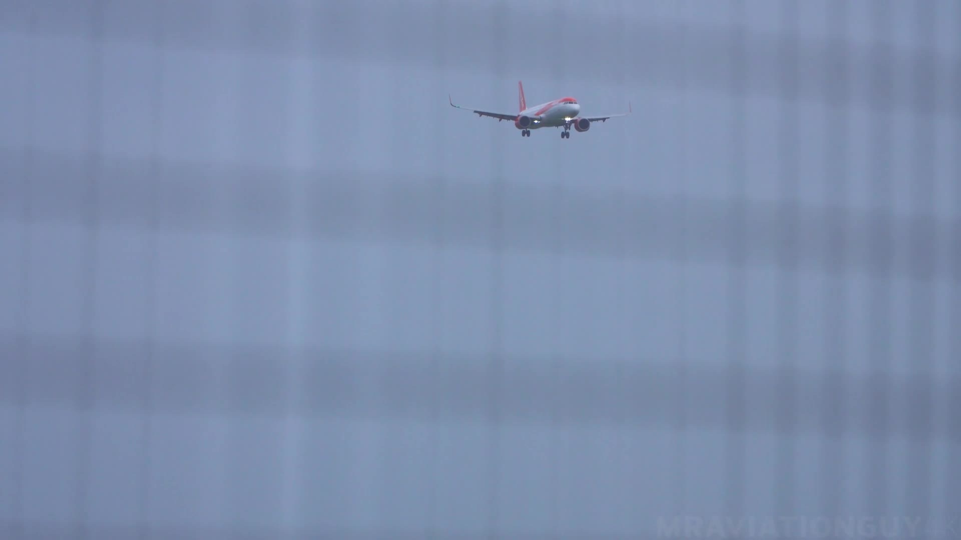 Video - Clip: Máy bay chở khách chao đảo khi đối đầu với gió bão